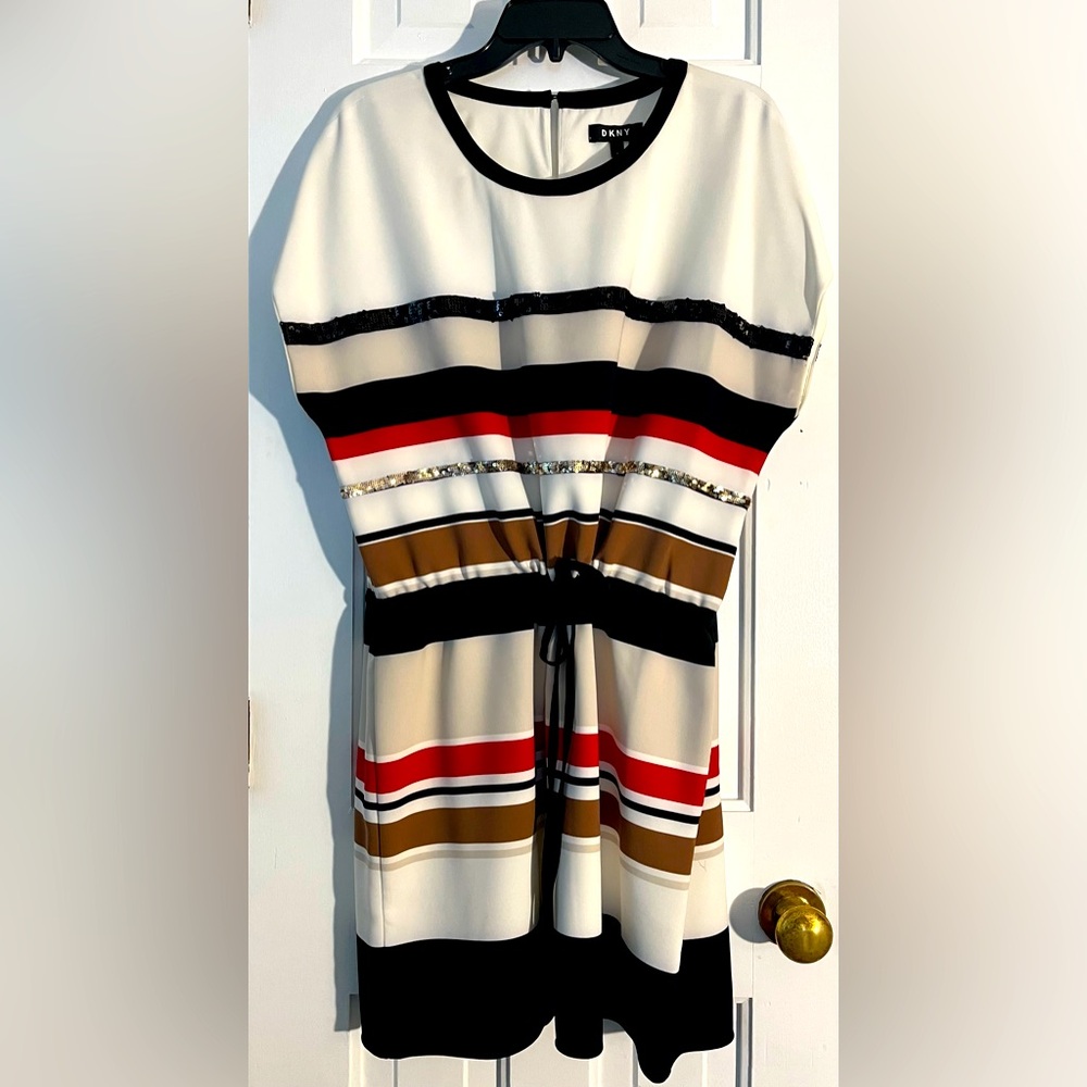 DKNY NWOT Women's Ivory Stripe Crewneck Short Sleeve Embellished Dress. Size (L)